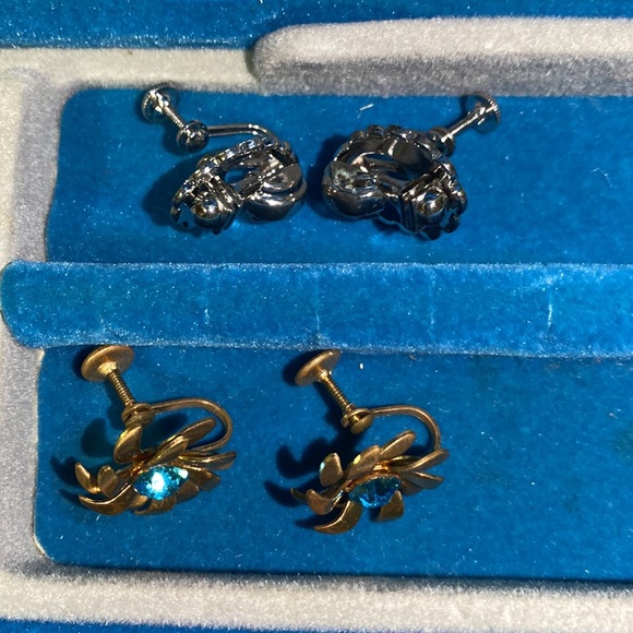 ANTIQUE EARRINGS. SET OF 2 screw on earrings. Brilliant blue stones. - Picture 3 of 9